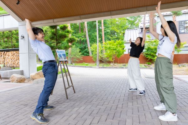 山頂へ登頂成功！山頂からの360°の眺めが素晴らしく！両手を上げてぐるっと体を回します。