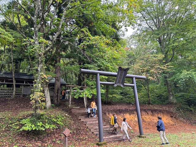 お散歩の途中で「網張薬師社」へお参り