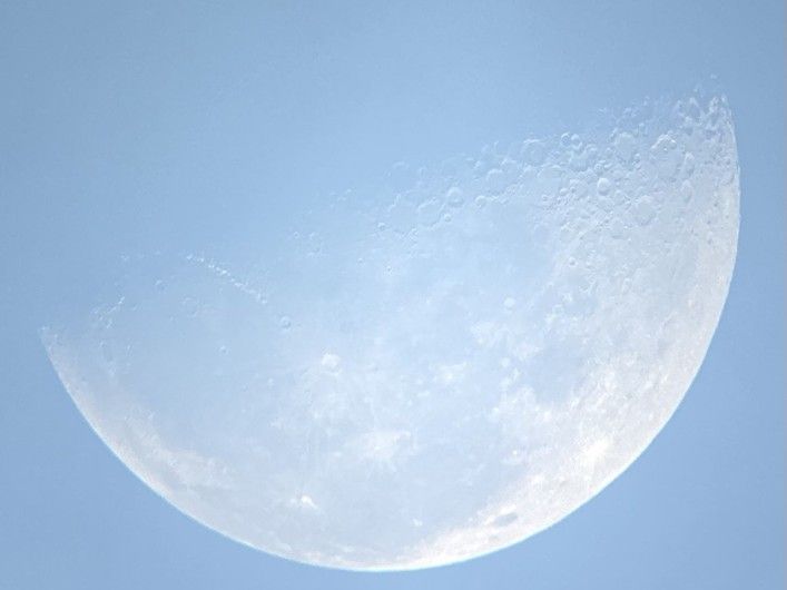 望遠鏡で見た　朝の月