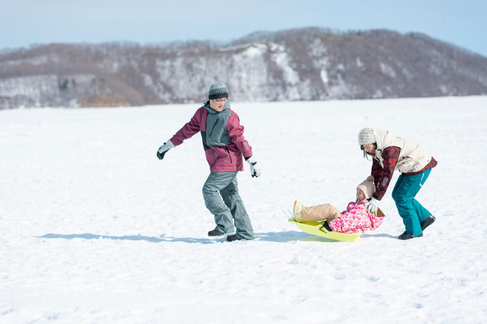 雪だるま作りやソリ遊びができます