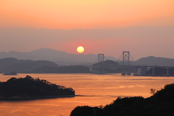 夕焼けに染まる鳴門海峡