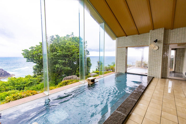 自家源泉の天然温泉「めざめの湯」