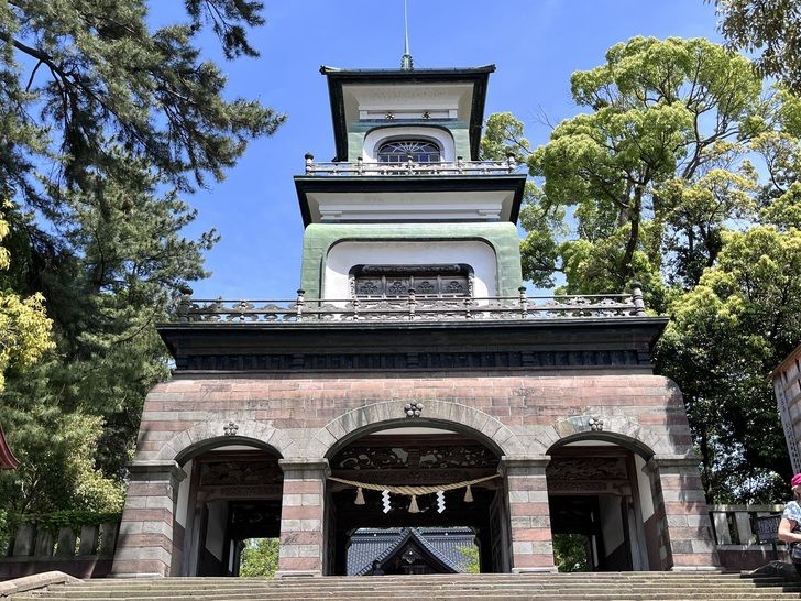 和漢洋の3つの建築様式が用いられた「神門」が圧巻