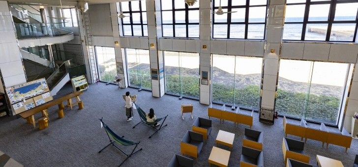 海を臨む解放感溢れるロビー