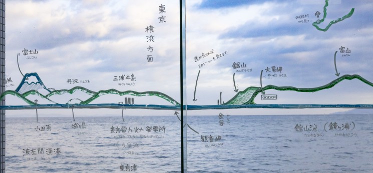 海を臨む解放感溢れるロビー