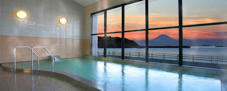 海を見渡す天然温泉「花海の湯」