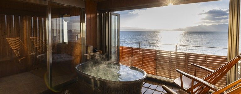 貸切半露天風呂「癒湯（ゆゆ）」
