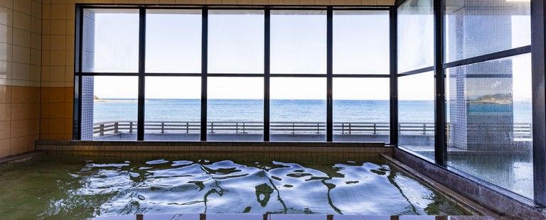 海を見渡す天然温泉「花海の湯」