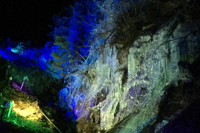 湧水広場 氷瀑