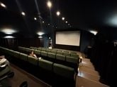 旧幼稚園がシアターに。上野原市・CineYama