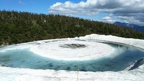 雪解けの絶景　八幡平ドラゴンアイ