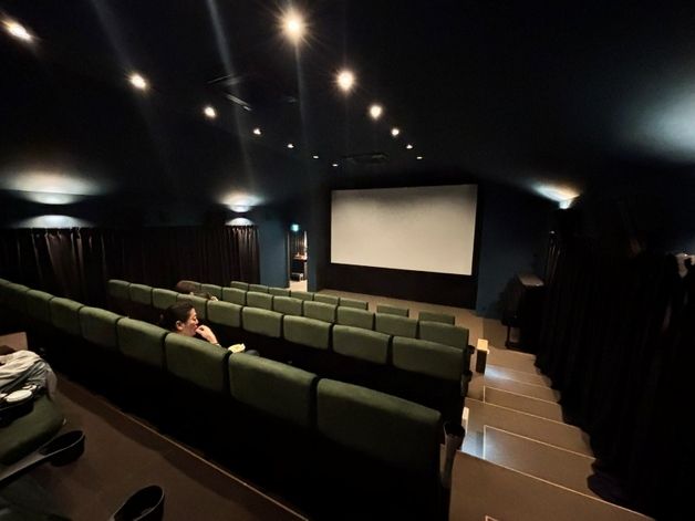 旧幼稚園がシアターに。上野原市・CineYama