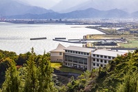 【外観】瀬戸内の高台に建ち、石鎚山と瀬戸内海の景色を楽しむ