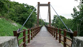吊り橋を渡って温泉館へ