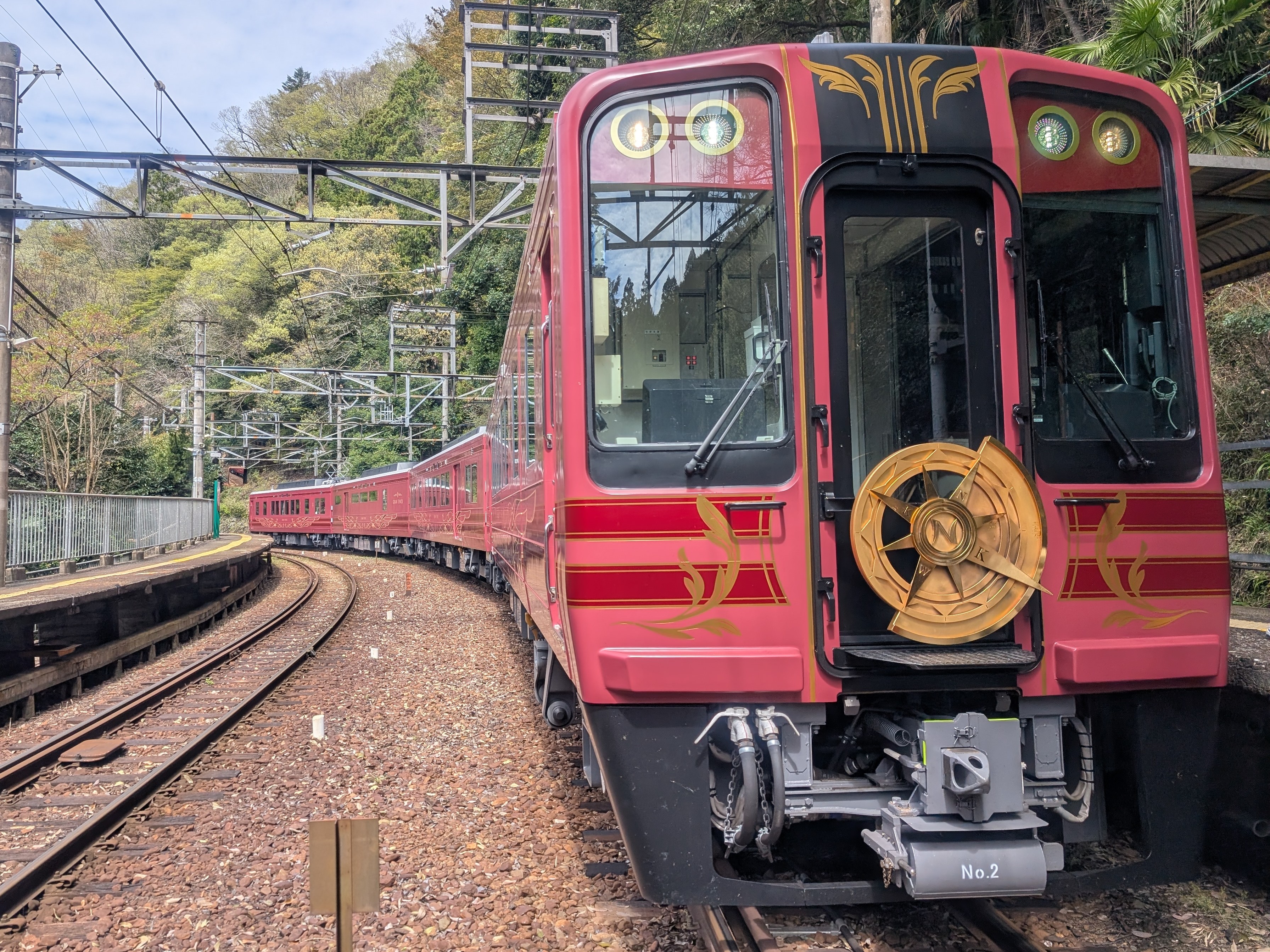 「GRAN天空(グランテンクウ)」は、かつて橋本駅~極楽橋駅間の風景を楽しんでいただいた観光列車「天空」の後継として誕生しました。運行区間や車両、提供サービスなどをすべて刷新し、高級感あふれる新たな列車旅をお届けします。