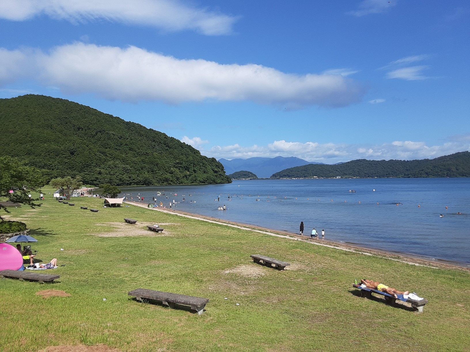 「宮ヶ浜水浴場」は沖島が見える穴場スポット 波打ち際まで芝生が広がる遠浅のビーチです