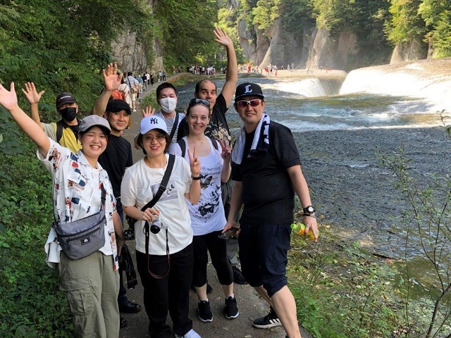 自然があるところ。すぐ近くに山や湯ノ湖があり、春、夏になると湯ノ湖で釣りができたり、ハイキングや山登りもできます。<br />秋になると紅葉の美しい景色が見られます。冬になるとホテルの目の前にあるスキー場が開きます。スキー、スノーボードやスノーシューなどの冬のアクティビティもできます。また、一年を通してきれいな星空が見られます。歴史ある硫黄泉の温泉もあるので1日の仕事の疲れも癒すことができます。そんなところが自慢です。