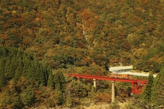 【バスツアー２泊３日】超ローカル列車・越美北線完乗と幻の国鉄「越美線」<br>～一乗谷・九頭竜湖の紅葉～