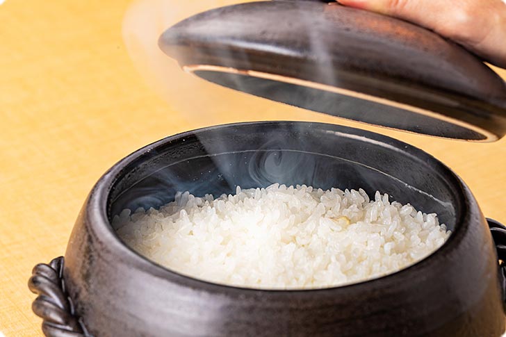 土鍋を使った炊き立てご飯