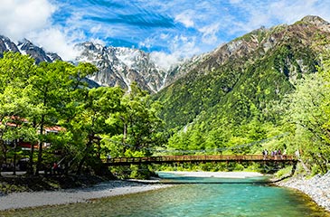 雄大な北アルプスに囲まれた上高地