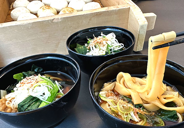 名古屋名物きしめんと信州名物おやき