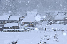 雪降る郷／山口　茂