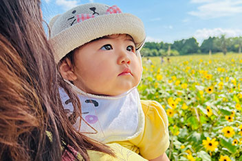 太陽を見つめる子ども／池谷　あい