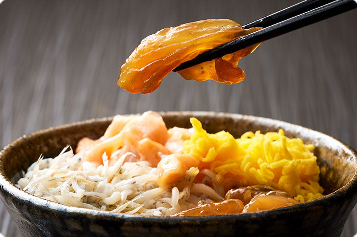 自家製たれで漬けこみました 地魚づけ丼