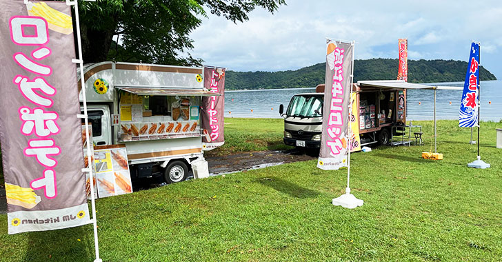 浜辺にキッチンカー
