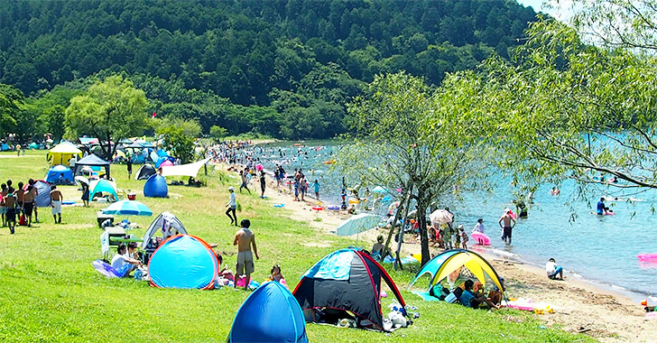 プールから一歩出れば、湖水浴場