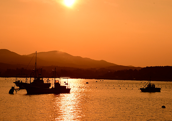 海をオレンジ色に染める夕日