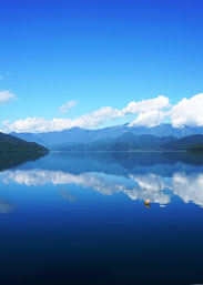 鏡のような湖
