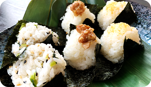 写真:炊きたてのコシヒカリで握る「おにぎり」